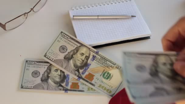 um monte de dinheiro em notas de 100 dólares, contando dinheiro em um fundo branco
 - Filmagem, Vídeo