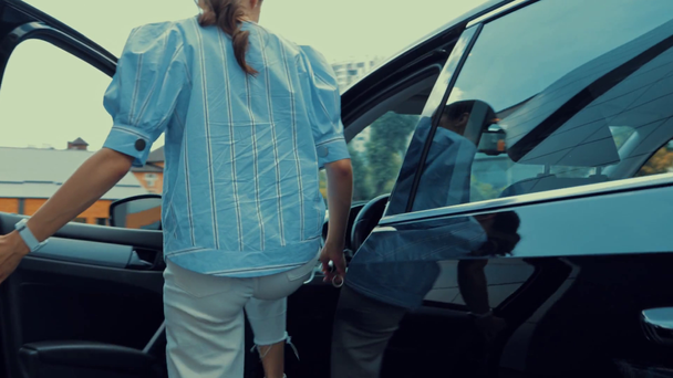 χαρούμενη γυναίκα ανοικτό αυτοκίνητο με ηλεκτρονικό κλειδί, να πάρει μέσα και να αρχίσει τη μηχανή - Πλάνα, βίντεο