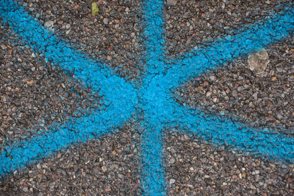 niebieska gwiazda malowana na ulicy jako element dekoracyjny w przestrzeni publicznej - Zdjęcie, obraz