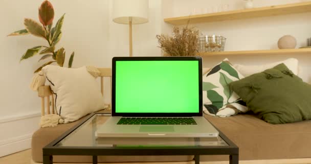 Samimi bir iç mekanda yeşil laptop ekranı - Video, Çekim