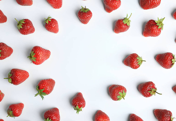 Tasty ripe strawberries on white background, flat lay. Space for text - 写真・画像
