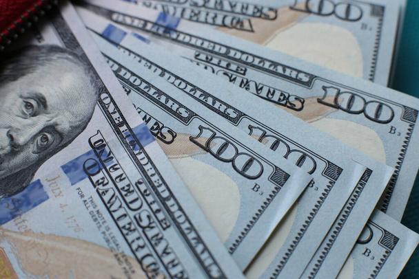 dużo gotówki w 100 dolarach banknotów bogate tło - Zdjęcie, obraz