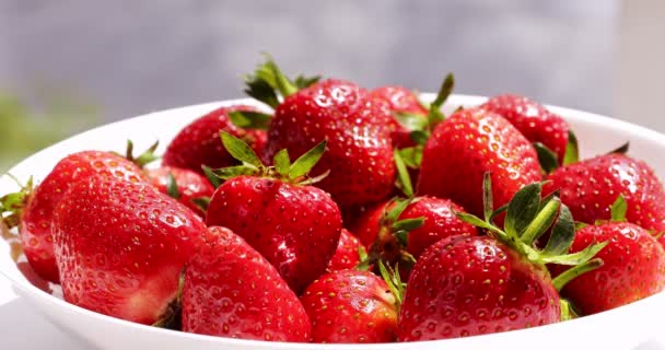 fraises fraîches juteuses savoureuses dans l'assiette. prendre un  - Séquence, vidéo