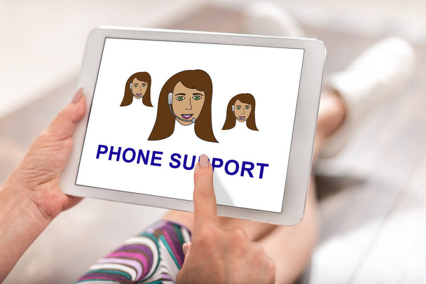 Nő használ tabletta telefon támogatás koncepció - Fotó, kép