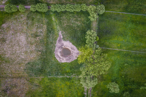 Vue par drone d'une prairie avec petit étang dans la région de Mazowsze en Pologne - Photo, image