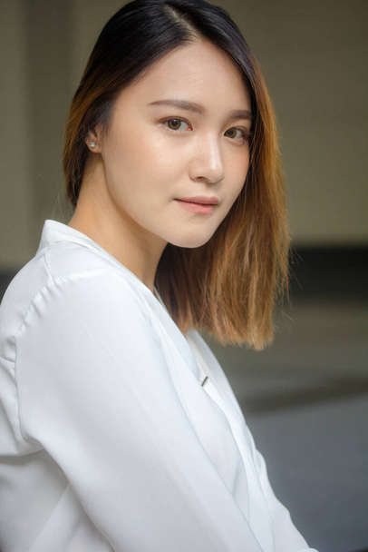 thai porcellana adulto ufficio ragazza bianco camicia relax e sorriso - Foto, immagini
