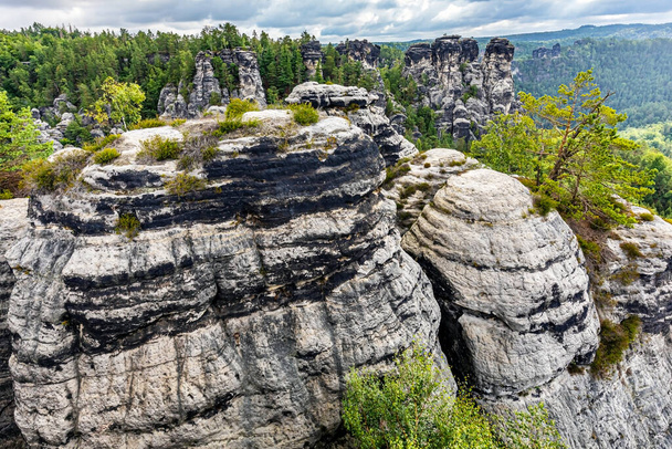Vista panorâmica da formação rochosa de Bastei, conhecida como Suíça saxônica perto de Dresden, Saxônia, Alemanha - Foto, Imagem