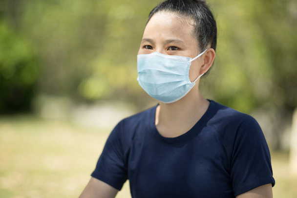 Asian woman wearing face mask  in city - Foto, Imagem