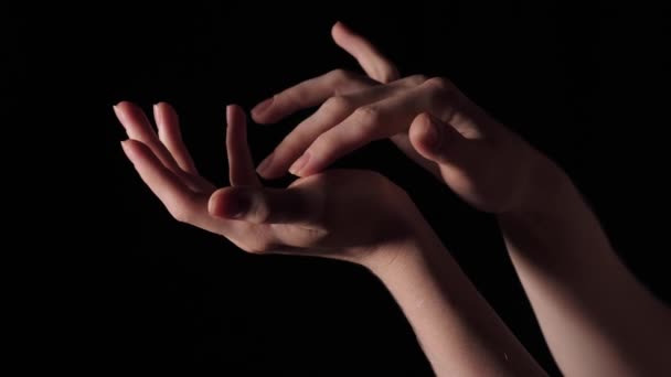 Manos sensibles femeninas del pianista músico sobre fondo negro aislado de cerca con iluminación profesional artificial
 - Metraje, vídeo