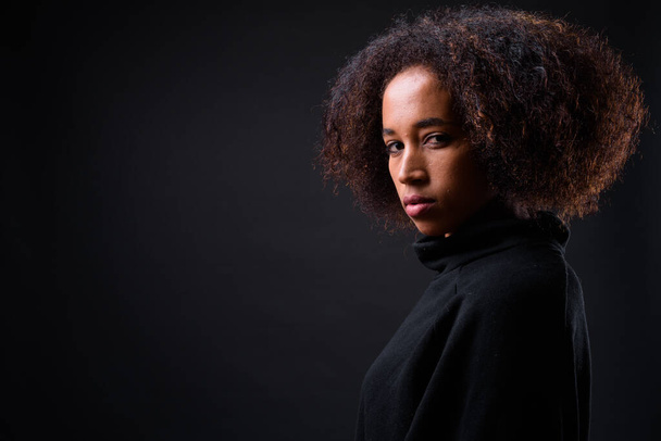 Studio zdjęcie młodej pięknej afrykańskiej kobiety z afro włosy na czarnym tle - Zdjęcie, obraz