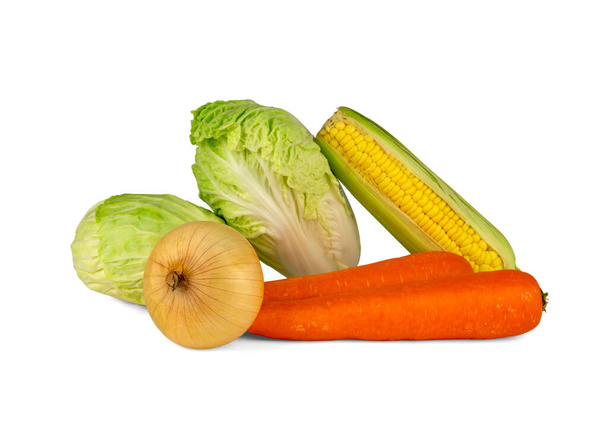 Купа овочів, ізольованих на білому і відсічному контурі, включає моркву, цибулю, кукурудзу, білу капусту і капусту
 - Фото, зображення
