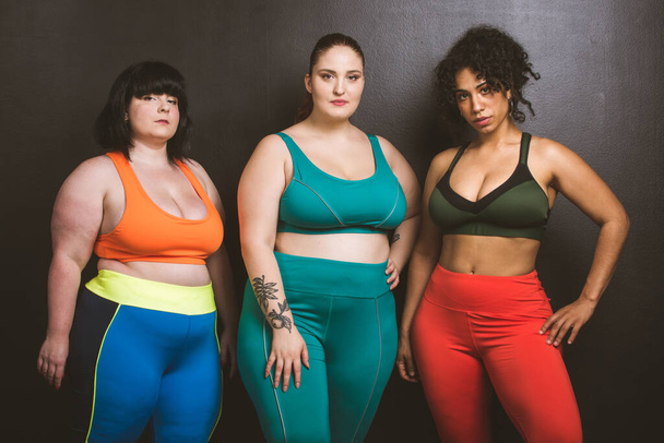 Group of 3 oversize women posing in studio - Beautiful girls accepting body imperfection, beauty shots in studio - Concepts about body acceptance, body positivity and diversity - Valokuva, kuva