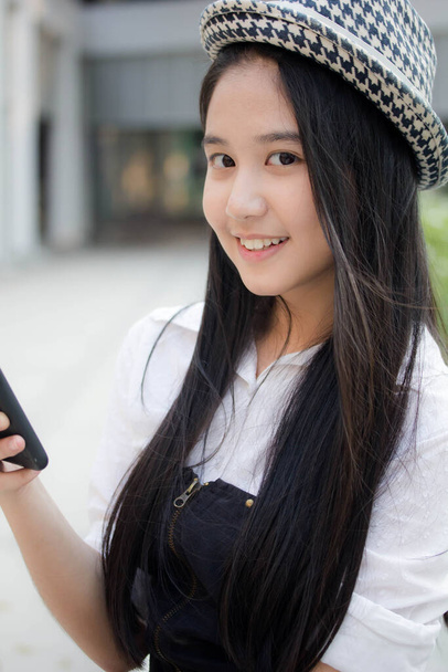 Retrato de tailandés adolescente hermosa chica feliz y relajarse
. - Foto, Imagen