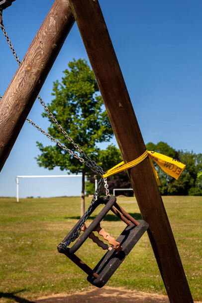 Amarrado balanço em um parque para evitar o uso durante o confinamento nacional na Inglaterra
.  - Foto, Imagem
