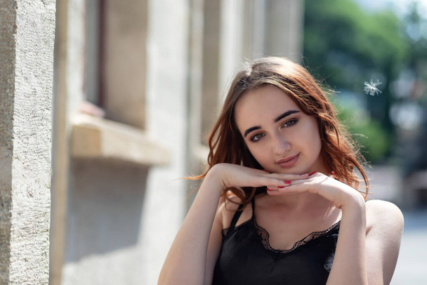 Charmante rothaarige Teenagerin posiert im Park für die Kamera - Foto, Bild