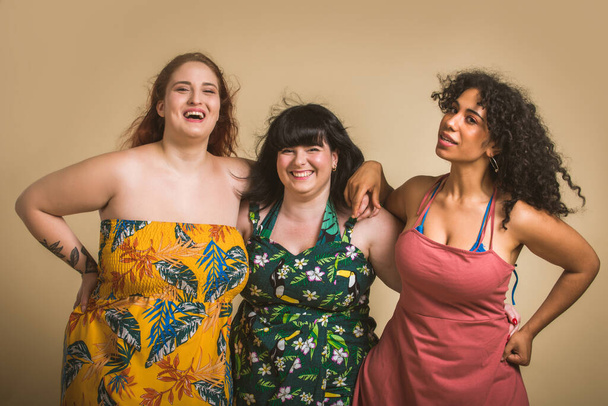 Group of 3 oversize women posing in studio - Beautiful girls accepting body imperfection, beauty shots in studio - Concepts about body acceptance, body positivity and diversity - Foto, Imagen