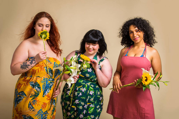 Group of 3 oversize women posing in studio - Beautiful girls accepting body imperfection, beauty shots in studio - Concepts about body acceptance, body positivity and diversity - Foto, Imagem