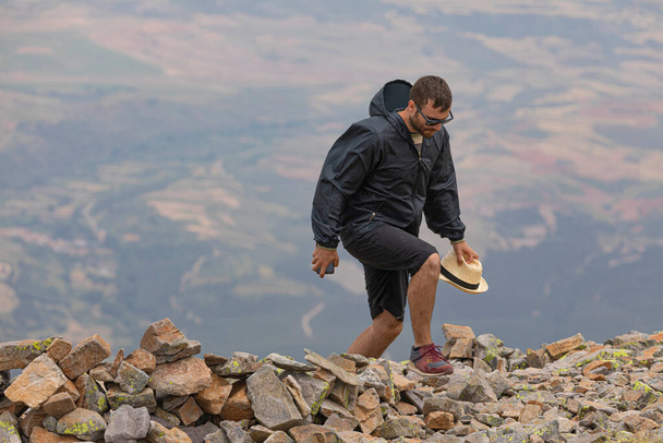 Un jeune homme profite d'une promenade au milieu de la nature, vers le sommet froid de Xoayo, la plus haute montagne du système ibérique, dans la région de Tarazona, en Aragon, Espagne. - Photo, image
