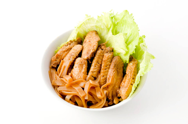 Japonské jídlo, Nimono, vařená kuřecí křidélka a konjac - Fotografie, Obrázek