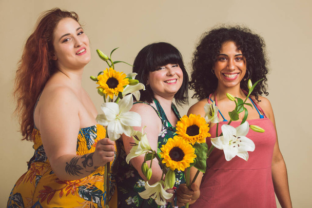 Group of 3 oversize women posing in studio - Beautiful girls accepting body imperfection, beauty shots in studio - Concepts about body acceptance, body positivity and diversity - Foto, Imagen
