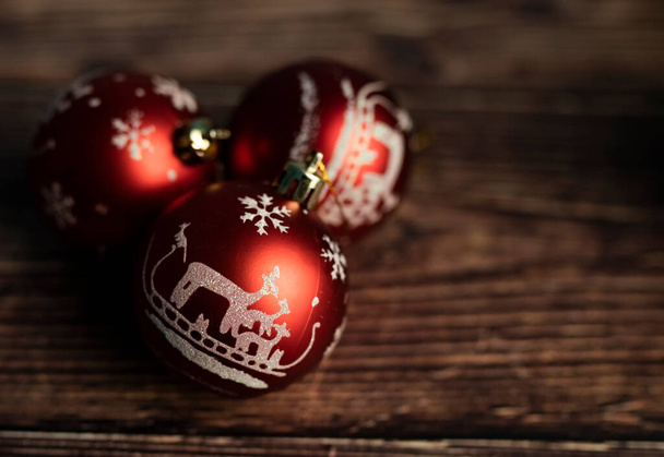 czerwone kulki świąteczne na drewnianym tle - Zdjęcie, obraz