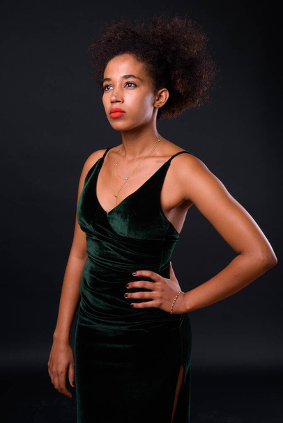 Estudio de la joven hermosa mujer africana con pelo afro sobre fondo negro - Foto, Imagen