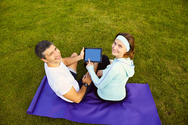 Sportpaar nutzt digitales Tablet - Foto, Bild