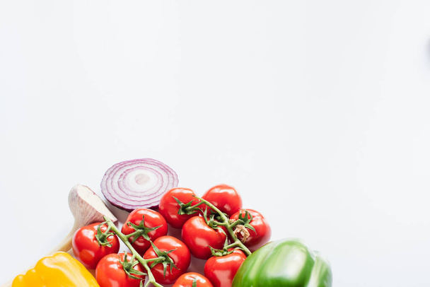 tomaten, knoflook, rode ui, paprika 's geïsoleerd op wit - Foto, afbeelding