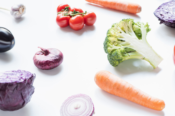 verduras frescas maduras y coloridas esparcidas sobre fondo blanco - Foto, Imagen