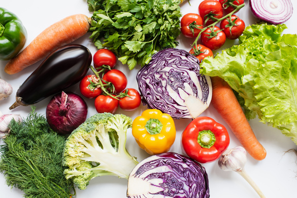 vue de dessus des légumes frais assortis sur fond blanc - Photo, image