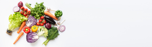 Draufsicht auf bunt sortiertes frisches Gemüse auf weißem Hintergrund, Panoramaaufnahme - Foto, Bild