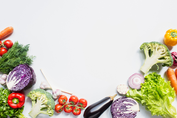 frame of colorful assorted fresh vegetables on white background - Foto, Bild