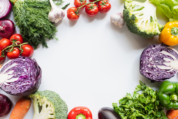 frame of colorful assorted fresh vegetables on white background - Foto, Imagen
