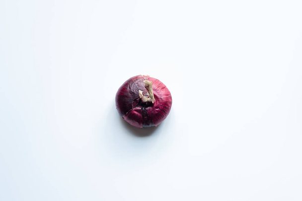 vista dall'alto di viola cipolla rossa intera su sfondo bianco - Foto, immagini