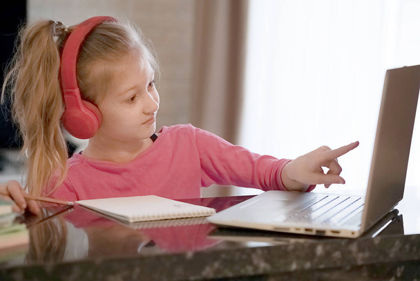Geselecteerde focus van jonge meisje student onderwijs op laptop thuis - Foto, afbeelding