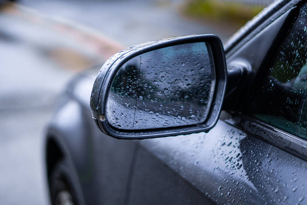 natte auto vleugel spiegel - Foto, afbeelding