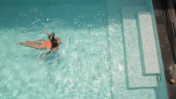 swimming in open pool at summer - Footage, Video