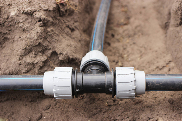 raccords pour tuyaux d'eau HDPE dans le sol - Photo, image