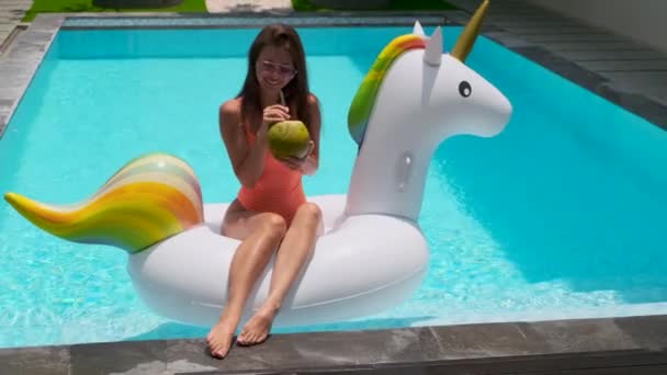 Dívka v bazénu těší letní slunce a teplo - Záběry, video