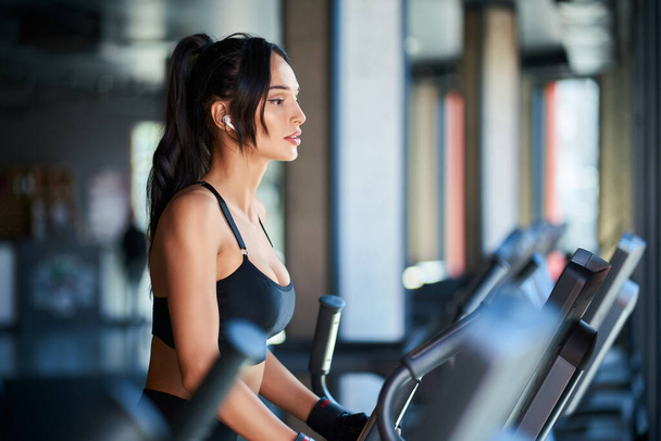 Fitnesswoman doing cardio in gym. - Fotó, kép