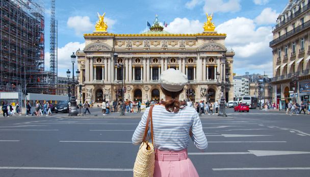 Νεαρή κοπέλα στην όπερα στο Παρίσι, Γαλλία - Φωτογραφία, εικόνα