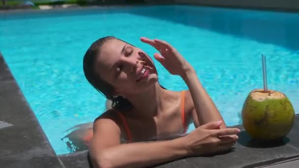 So entspannt und glücklich, Sommerhitze zu spüren - Filmmaterial, Video