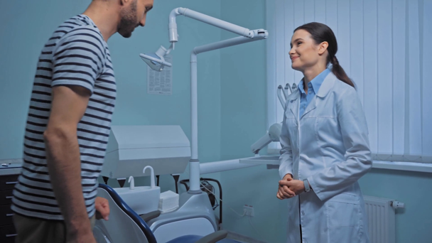 笑顔歯科医握手で患者でクリニック  - 映像、動画