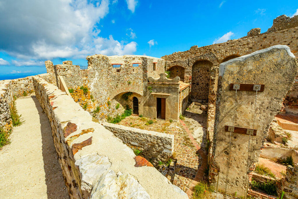 Ruinen der Burg von Volterraio Elba - Foto, Bild