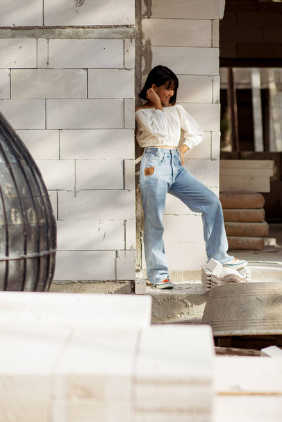 azjatycki nastolatek stoi na placu budowy - Zdjęcie, obraz