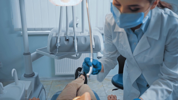 歯科用スイッチングランプとクリニックの患者との作業 - 映像、動画
