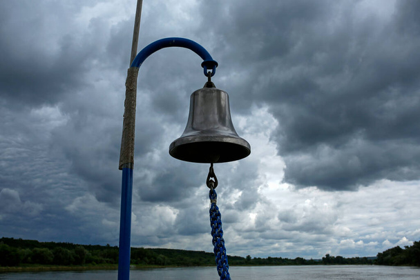 lodní zvon proti dramatické obloze - Fotografie, Obrázek