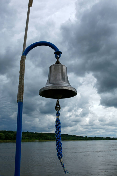 lodní zvon proti dramatické obloze - Fotografie, Obrázek