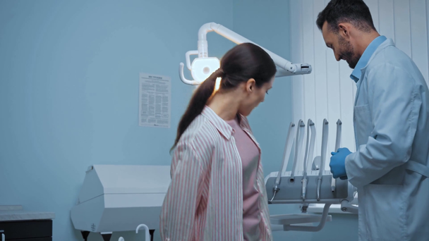 Reunión del dentista sonriente y hablar con el paciente en la clínica
  - Imágenes, Vídeo
