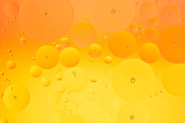 Streszczenie makro tło oleju na wodzie pomarańczowy i żółty kolor gradientu - Zdjęcie, obraz